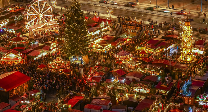 Weihnachtsmarkt mit Christbaum und vielen Ständen in Dresden. 