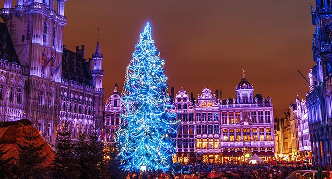 Beleuchteter Tannenbaum in der Mitte des Winterwundermarktes in Brüssel