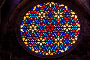 Farbige Kirchenfenster in der Kathedrale Le Seu