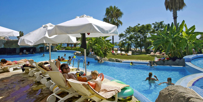 Liegen am Pool, Crystal Sunrise Queen Resort und Spa