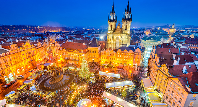 Weihnachtsmarkt am Altstädter Ring in Prag mit vielen Lichter von oben.