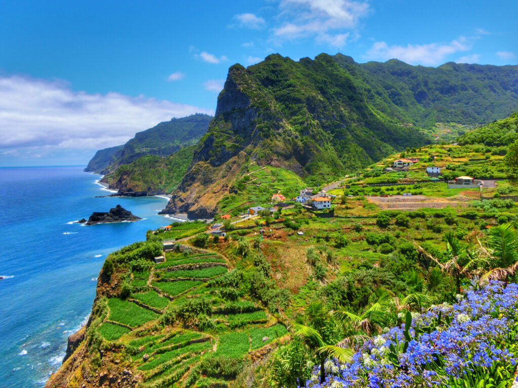 Madeira Berg mit Ozean.