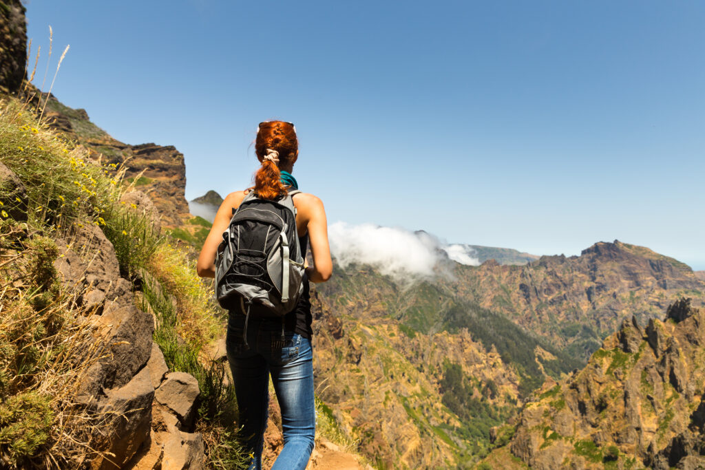 Frau in den Bergen von Madeira am wandern.