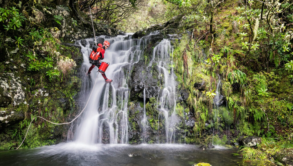 Klettern im Wasserfall in Madeira.