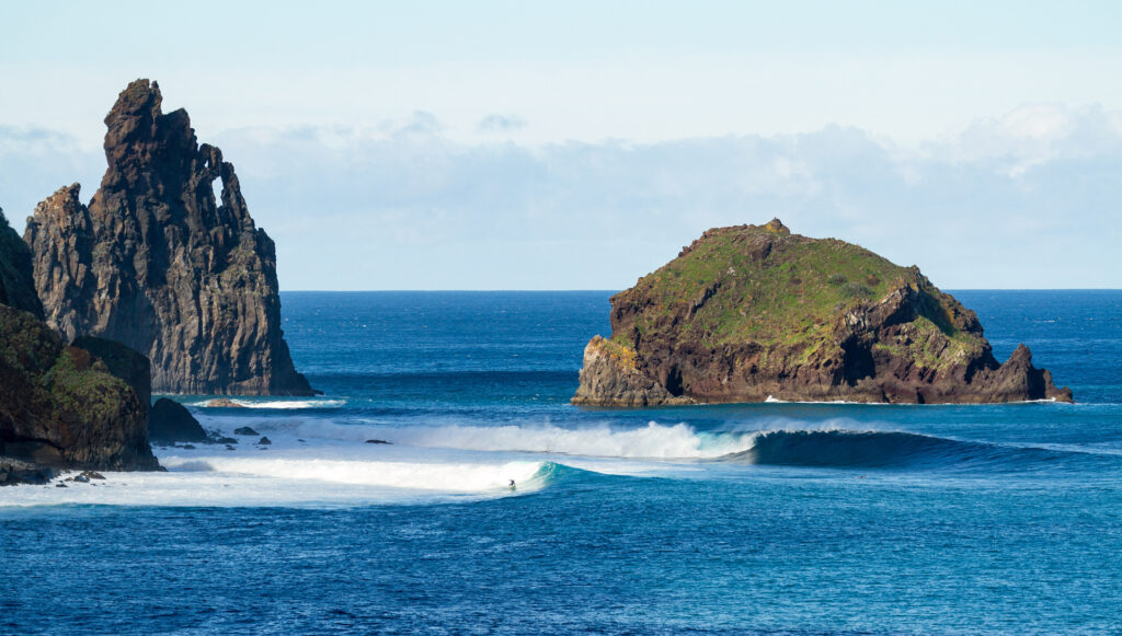 Ozean mit Surfer in Madeira.