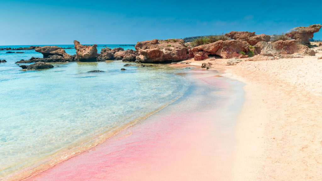 Der Elafonissi Strand mit rosafarbenem Sand auf Kreta, Griechenland.