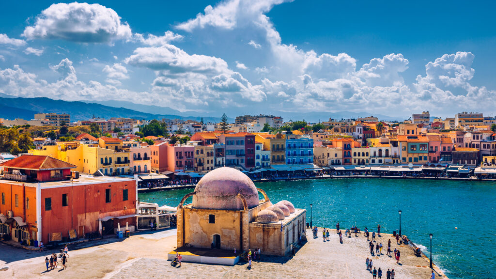 Die Stadt Chania ist bekannt für den venezianischen Hafen aus dem 14. Jahrhundert, die engen Gassen und die Restaurants am Wasser.